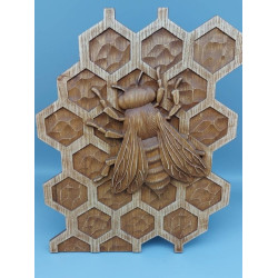 Пчелна пита с пчела